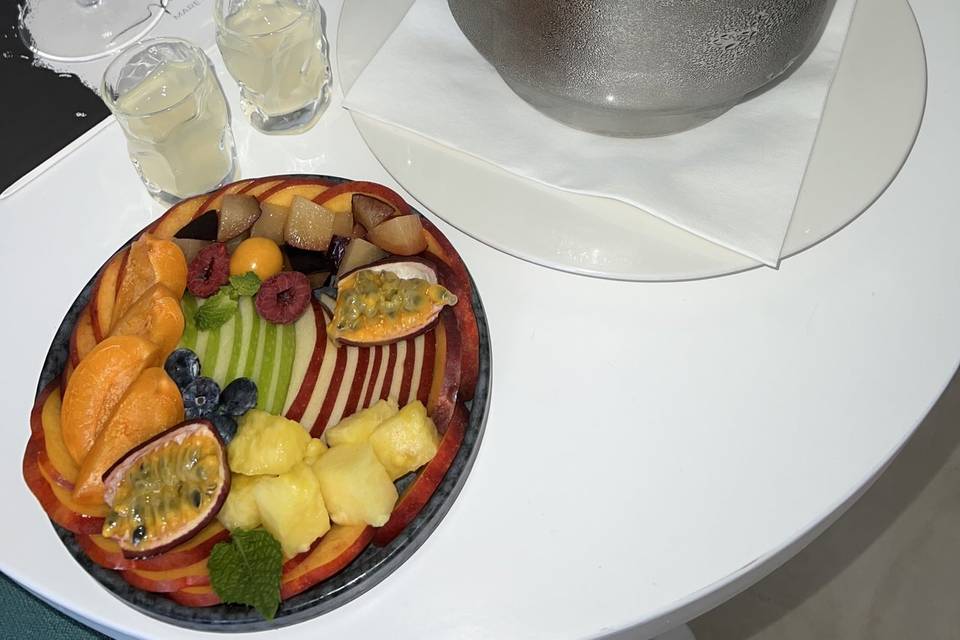 Complementary fruit and wine