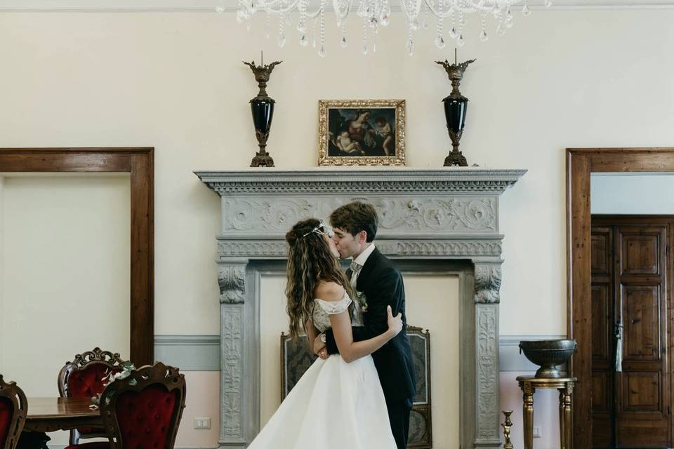 Kiss under the chandelier