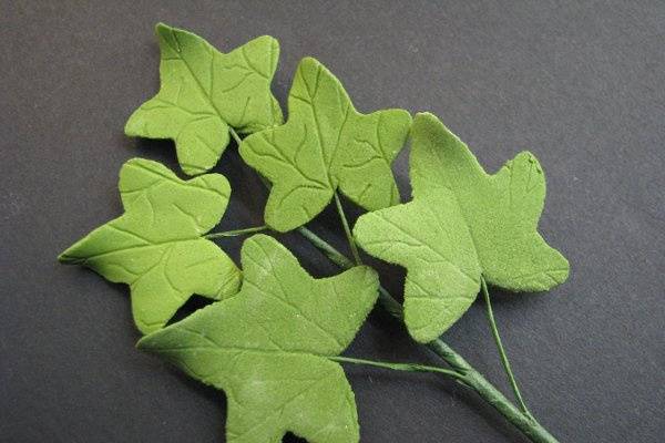 Ivy Leaves Spray - http://www.gumpasteflowerstore.com/ivyleaf3.html