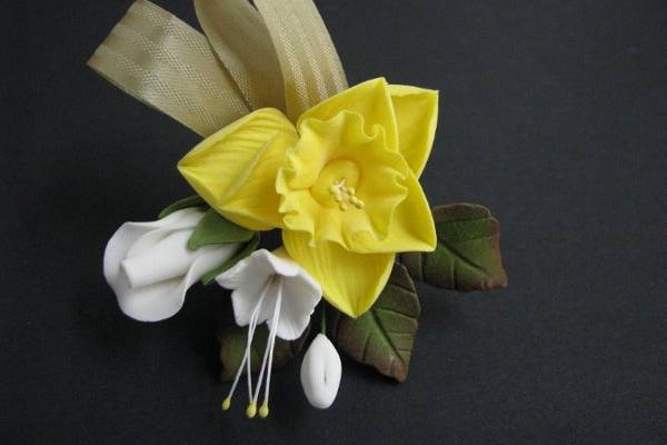 Daffodil Spray - http://www.gumpasteflowerstore.com/gumpaspfl.html