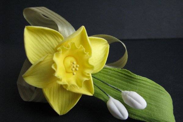 Daffodil Spray - http://www.gumpasteflowerstore.com/gumpaspfl.html