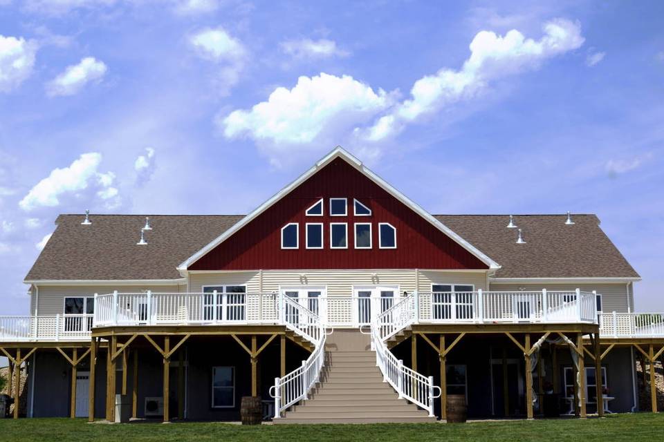 Exterior view of Whispering Oaks Vineyard