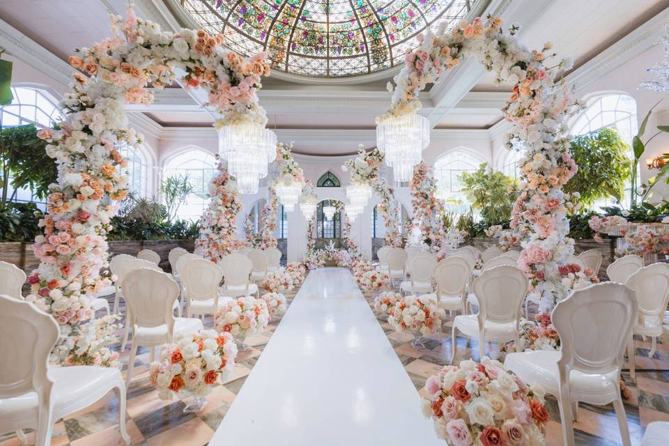 Luxurious Grand Aisle Decor