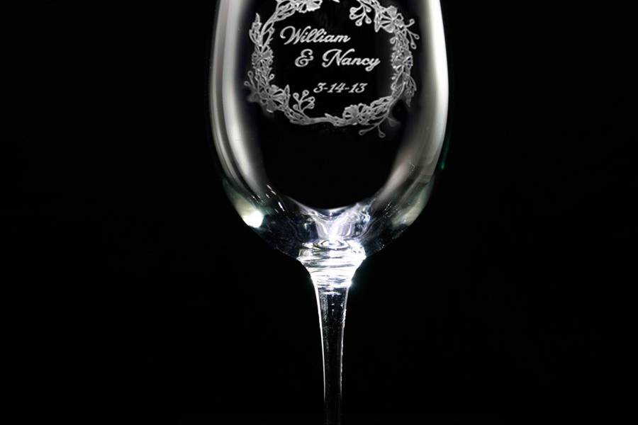 Bridesmaid gift ideas, groomsman gift ideas such as best man and maid of honor engraved wine glasses.  Also great wedding toast, bridal party toasting wine glasses.