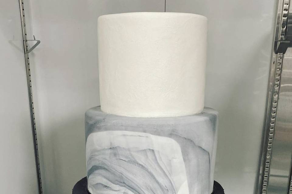 Black Wedding Cake Statement