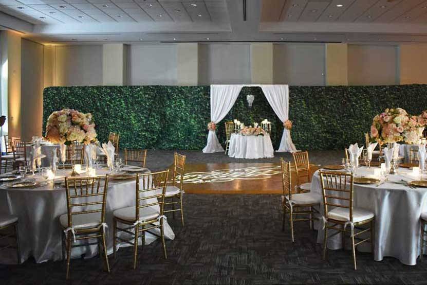 Boxwood backdrop & Arch