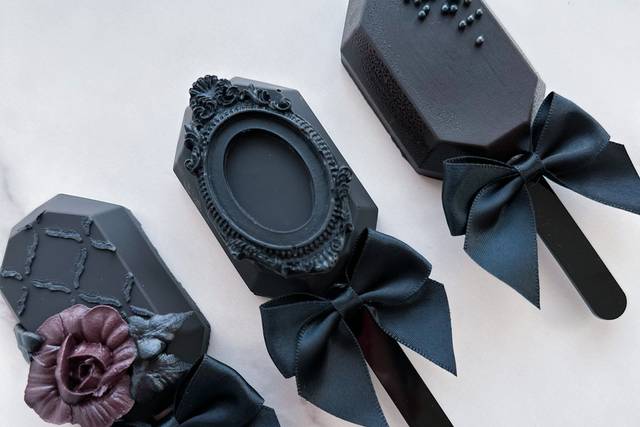 Gothic cakesicles