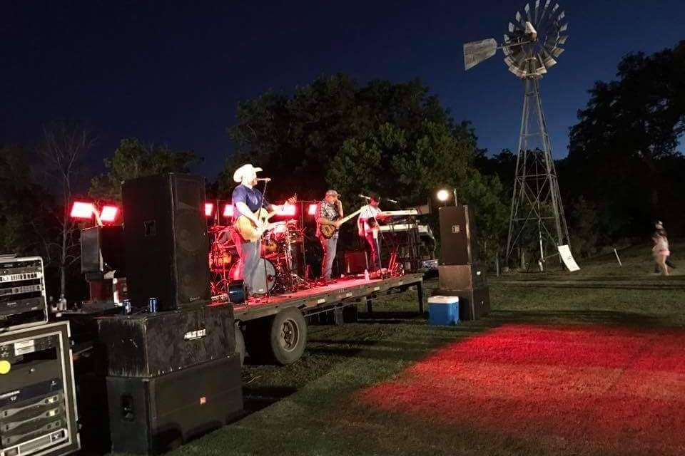 Clint Taft & the Buck Wild Band performing outside