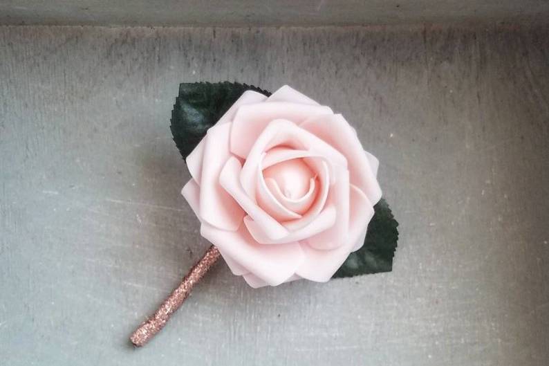 Blush and rose gold boutonnier