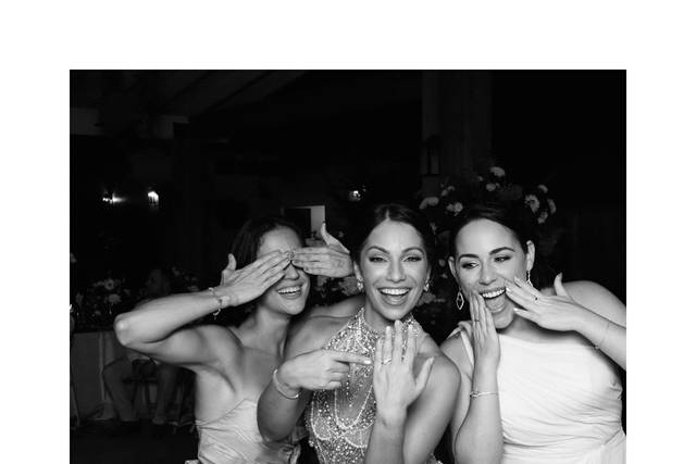 Glam photos with the bride