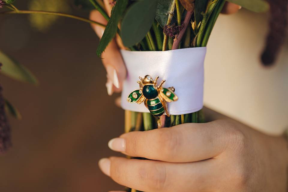 Bridal bouquet bee