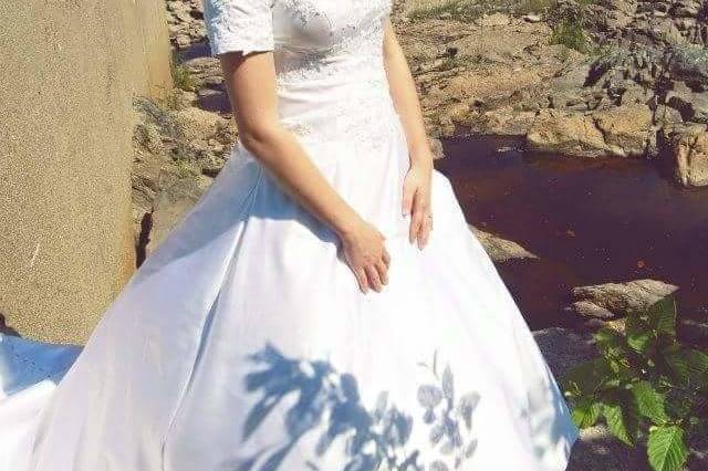 Short-sleeved wedding gown
