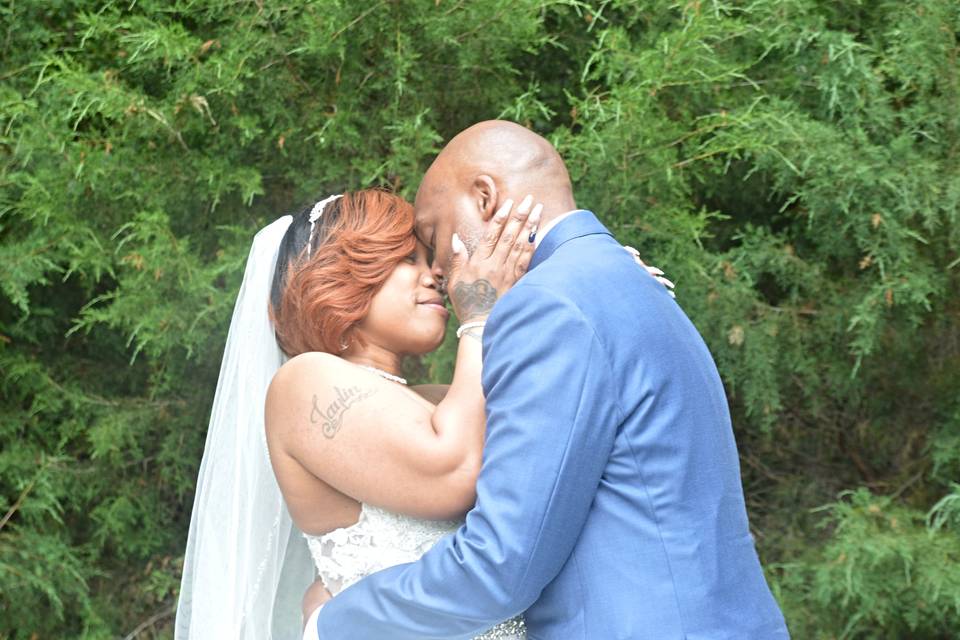 Wed Kissing the bride/groom
