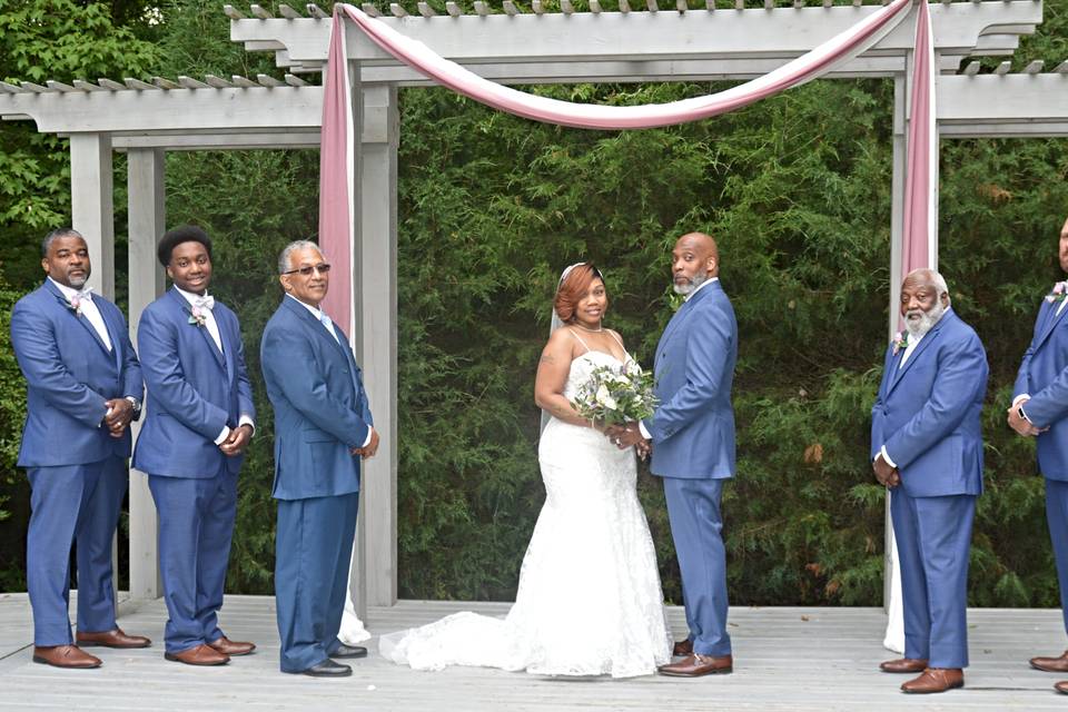 Wed Bride/groom and groomsmen