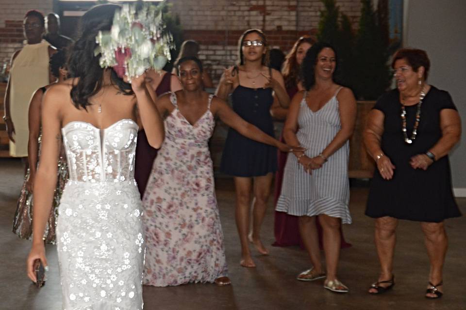 Fun Bouquet single ladies toss