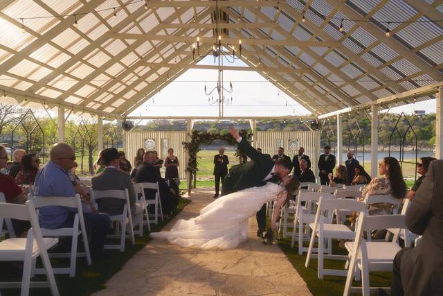 Spicewood, TX spring wedding