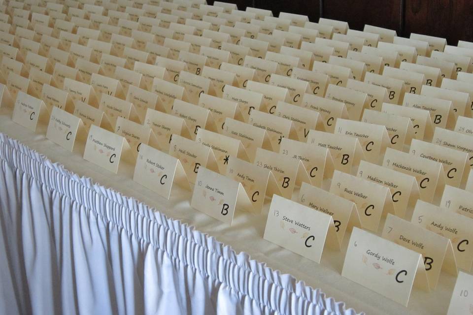 Place card on white tablecloth set-up