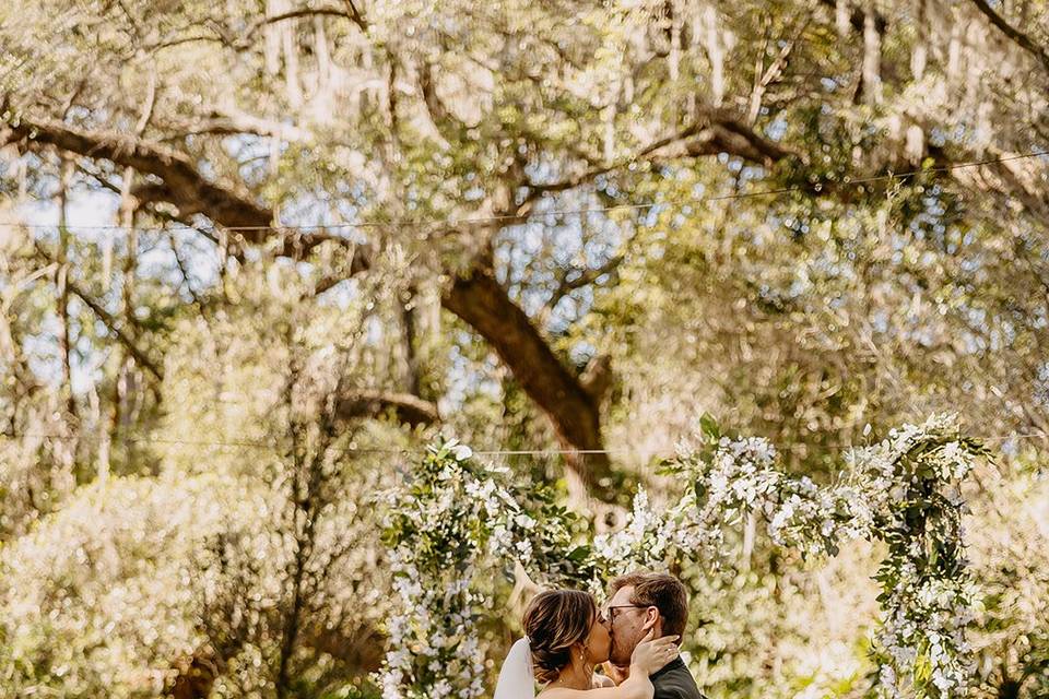 Hanging ceremony arch