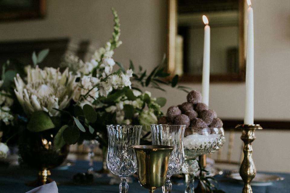 Table setting with centerpiece