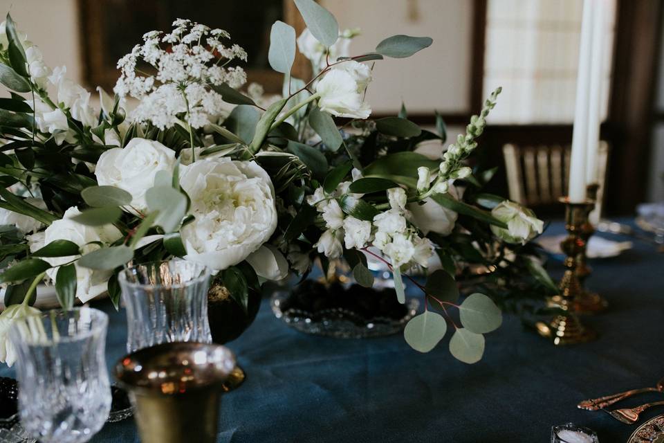 Table setting with centerpiece