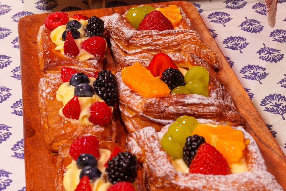 Cream Puffs & Fruit Deluxe