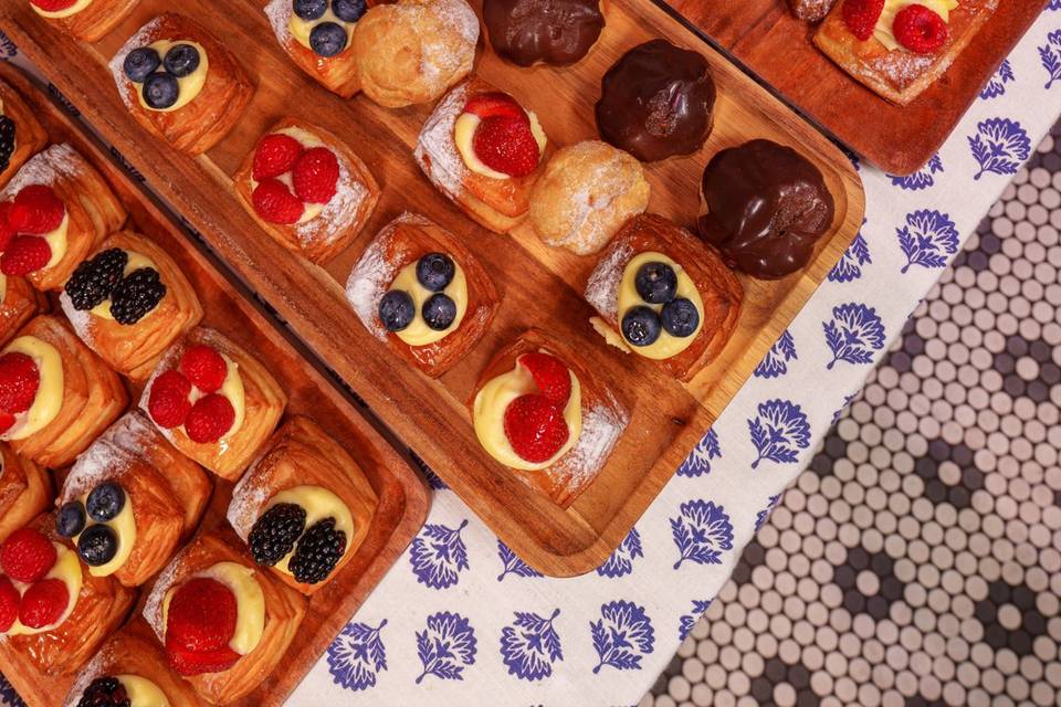 Cream Puffs & Fruit Deluxe