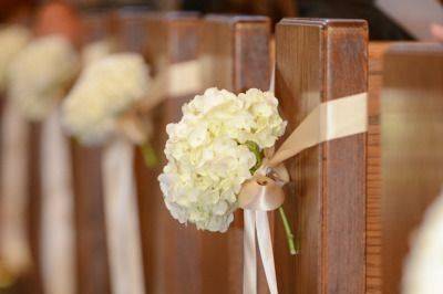 Simple yet stunning pew bows with hydrangeas
