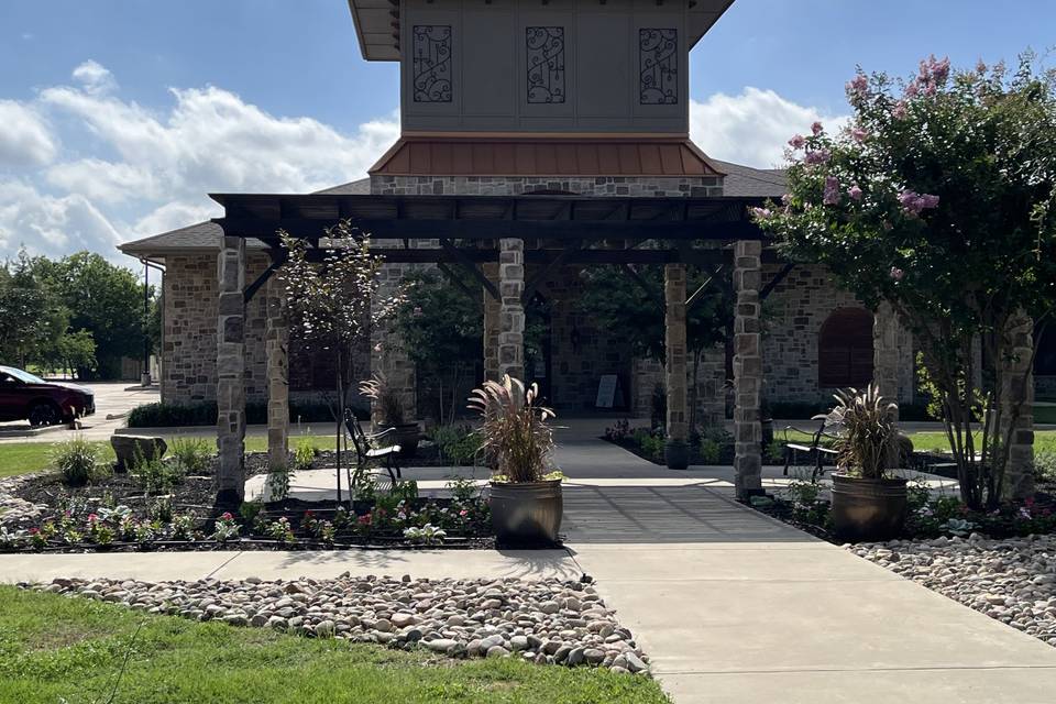 The Kalla's Front Arbor