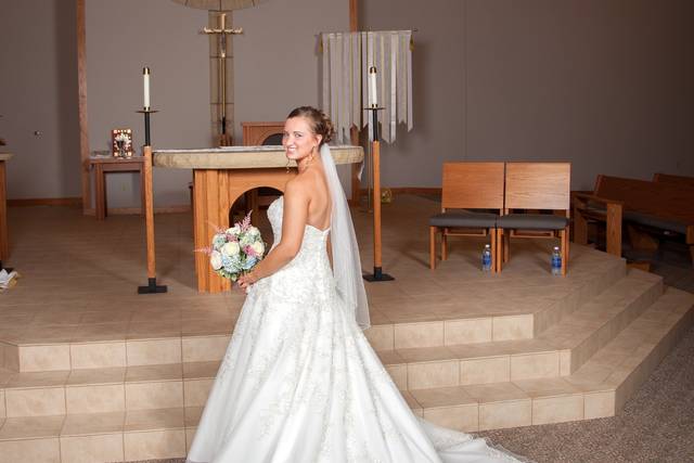 What a gorgeous wedding dress!