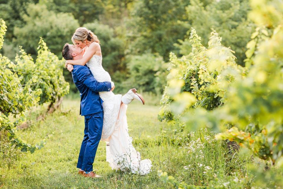 Kiss in the vineyard