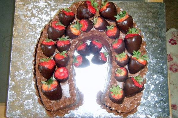 Chocolate horseshoe w chocolate covered strawberries