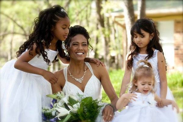 Bride and Flower girls attempt to take a picture on the front lawn of Mililani Woods.