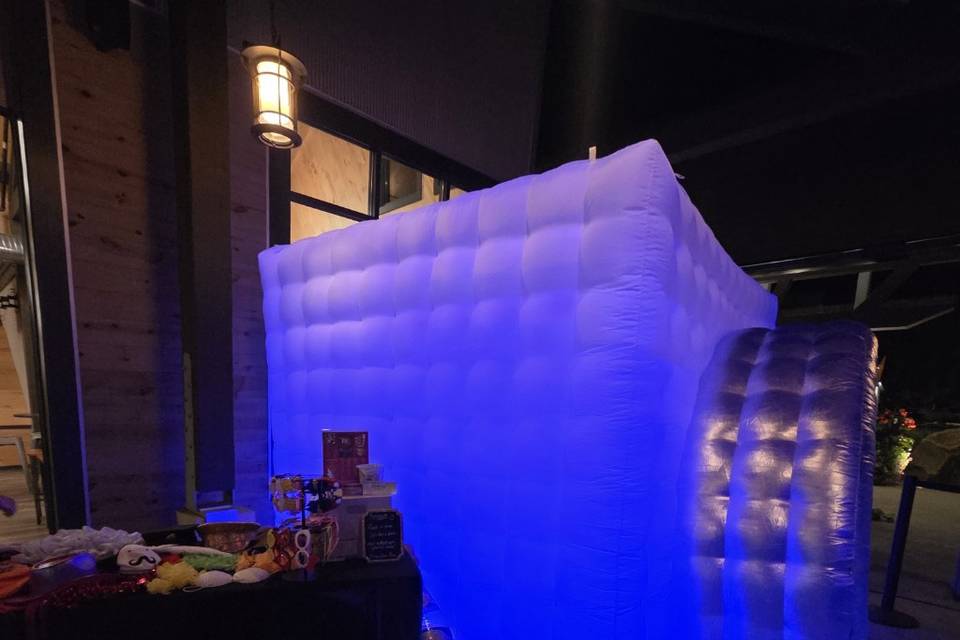 Outdoor photobooth really pops