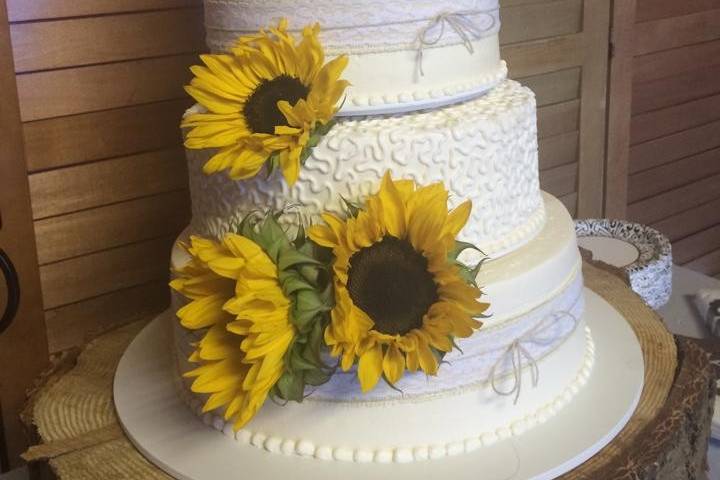 Wedding cake with sunflower