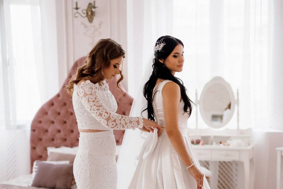 brunette-bride-in-a-tight-wedding-dress-in-a-studi-2026-01-09-09-54-18-utc.jpg