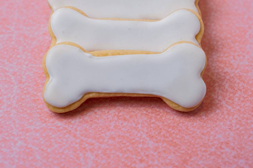 Chic bone-shaped cookies