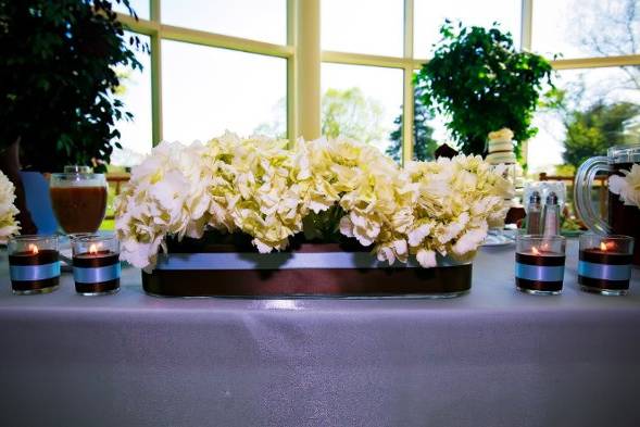 Head table decor, the vases are customized to incorporate the colors of the wedding, blue and brown.  Designed & created by Fabuleux.