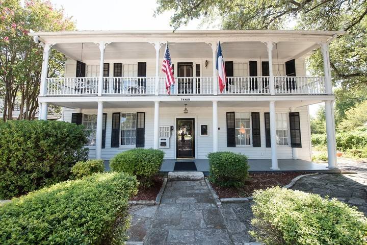 Exterior view of Inn at Salado