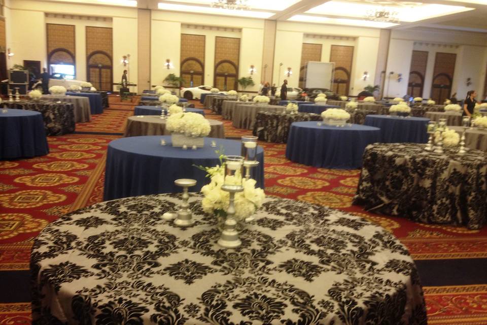 This event featured a mixture of Blue Shantung Linens, Platinum Dupioni Linens, and Silver & Black Flocked Taffeta Linens.