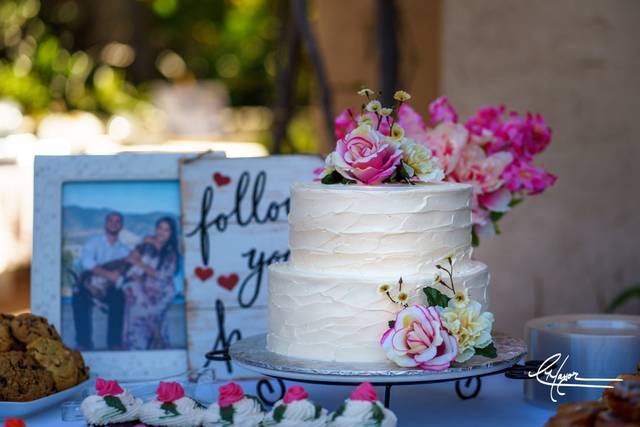 Beautiful cake design at the Bridal Shower, a great warm up for the amazing wedding cake to come!