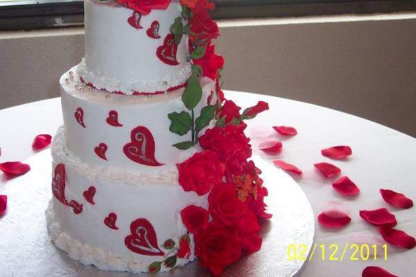 Red sugar roses on buttercream cake