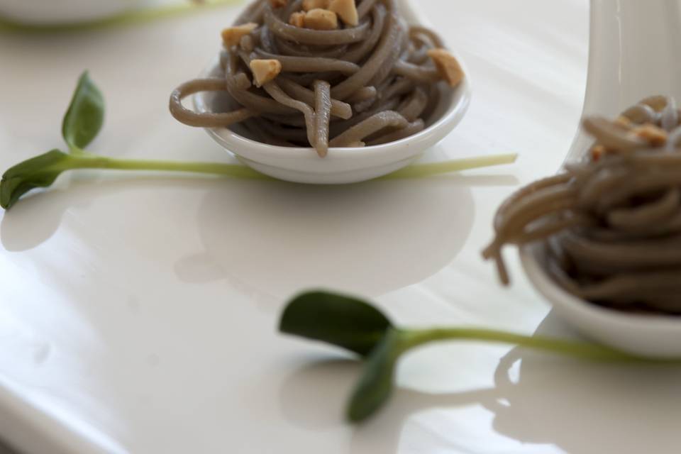 sesame soba noodle spoons