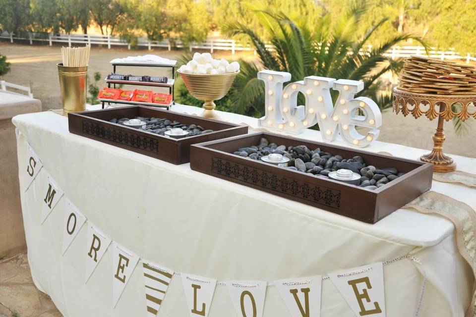 PhotoBooth & S'mores Bar