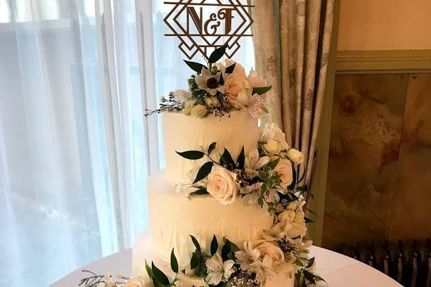 Stunning cake and accents