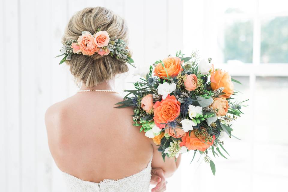 Bridal bouquet and floral notes on the hair