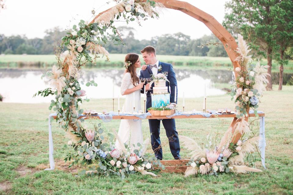 Newlyweds by the circular arch