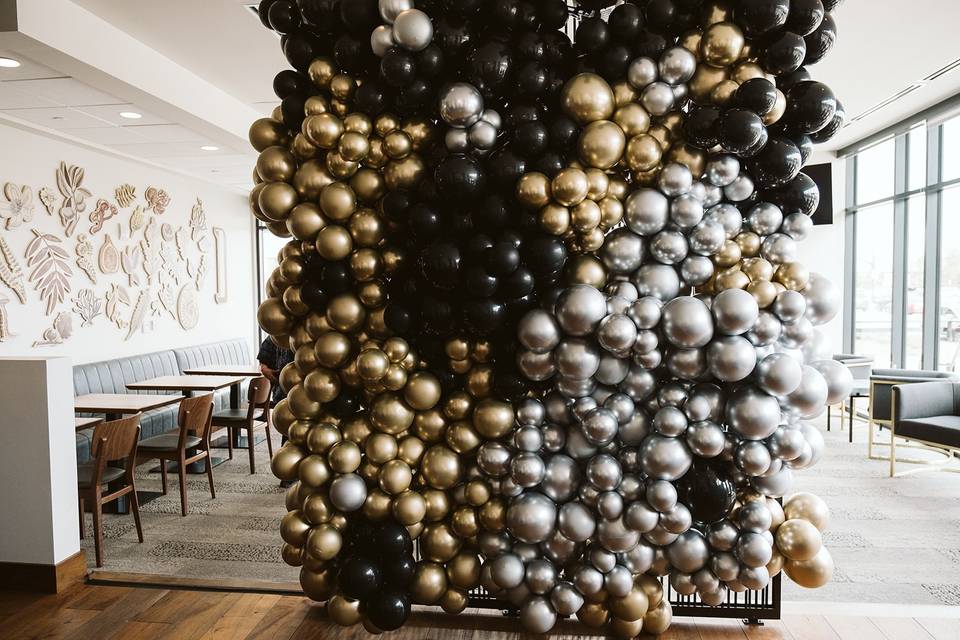 Balloon wall