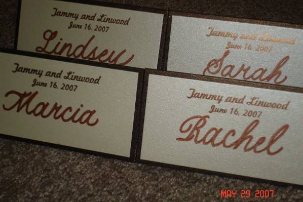 Bronze is the new Gold and these placecards go for the dramatic!