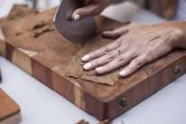 Cutting the tobacco leaf