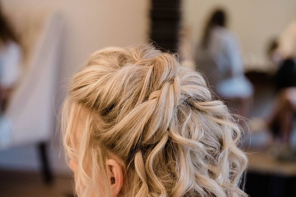 Textured waves for bride